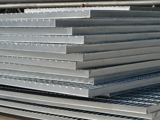 鋼格柵板 現(xiàn)代工業(yè)與建筑中的多功能鋼制產(chǎn)品